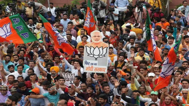 दिल्ली में बंगला विवाद बढ़ने पर मुख्यमंत्री के आवास पर घेराव